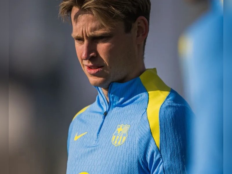 Barcelona's De Jong faces months out after World Cup knee injury