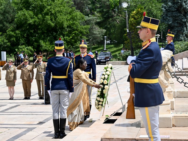 President Murmu pays respect at Tomb of the Unknown Soldier in Bucharest