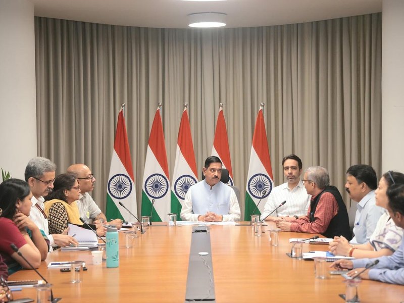 प्रह्लाद जोशी ने संभाला शिक्षा मंत्रालय, पहले ही दिन वरिष्ठ अधिकारियों संग की बैठक 