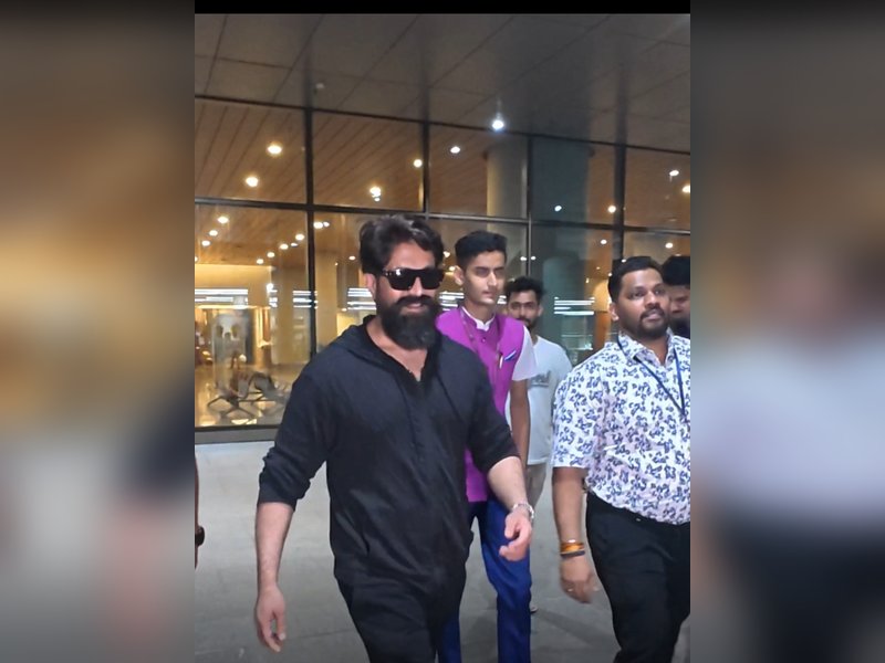 Yash takes out extra time time to pose for selfies with fans before leaving Mumbai airport