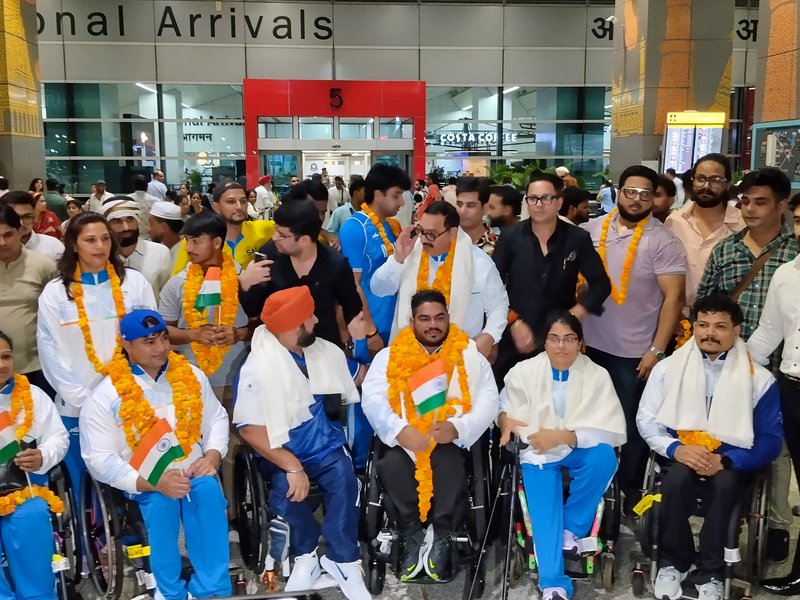खेल मंत्री मांडविया ने पैरा-पावरलिफ्टर झंडू कुमार को 10 लाख रुपये के नकद इनाम से सम्मानित किया 