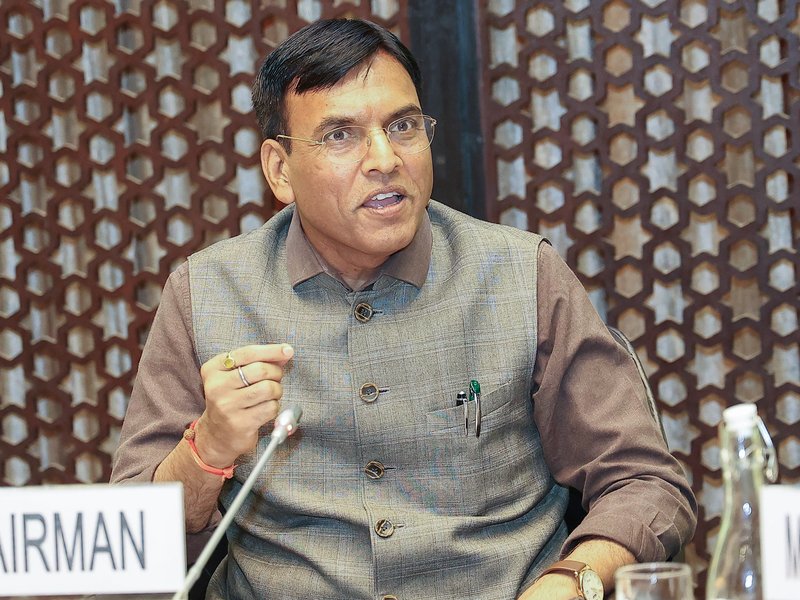 खेल मंत्री मांडविया ने आईएसएसएफ वर्ल्ड कप में पदक जीतने पर ईशा सिंह और मनु भाकर को बधाई दी