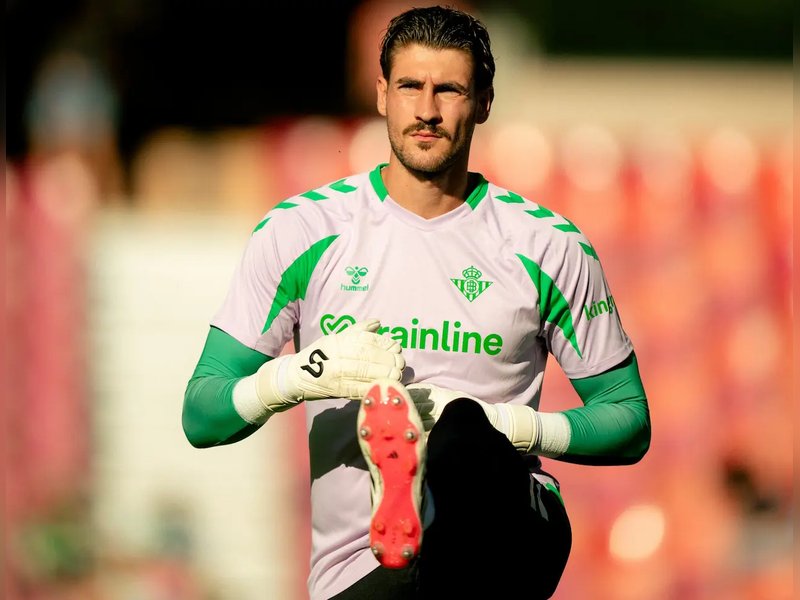 New Real Betis goalkeeper Diego Conde sidelined after injury in debut match ahead of start of the La Liga season 2026-27. Photo credit: Real Betis CFA/X