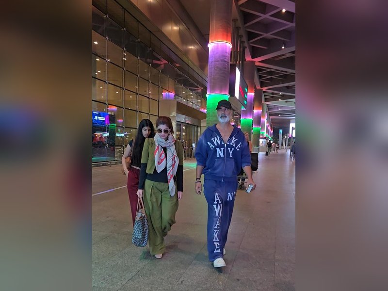 Akshay Kumar's daughter Nitara hides behind mother Twinkle Khanna seeing paps at Mumbai airport