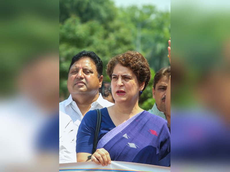 धर्मेंद्र प्रधान का ऐसे स्वागत शर्मनाक, जैसे कोई सुपरस्टार संसद आया हो: प्रियंका गांधी