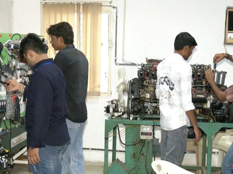 हुनर से बदली हजारों युवाओं की तकदीर, गुजरात स्किल डेवलपमेंट मिशन का 90 प्रतिशत प्लेसमेंट रिकॉर्ड