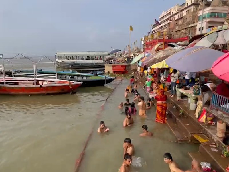 गुरु पूर्णिमा पर वाराणसी के घाटों पर उमड़ी श्रद्धालुओं की भीड़, गंगा स्नान और पूजा-अर्चना जारी