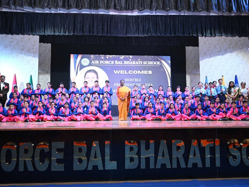 राष्ट्रपति द्रौपदी मुर्मु ने एयरफोर्स बाल भारती स्कूल का किया दौरा, छात्रों से संवाद कर बढ़ाया उत्साह 