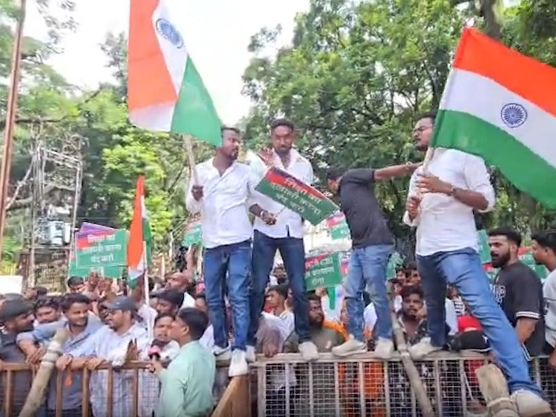 झारखंड: लोक भवन के बाहर छात्रों का प्रदर्शन, जेपीएससी परीक्षा रद्द करने और सीबीआई जांच की मांग