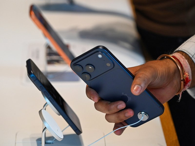 Apple likely to outperform smartphone industry despite cost pressures: Experts