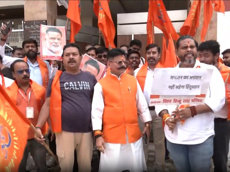 लखनऊ में विश्व हिन्दू रक्षा परिषद का प्रदर्शन, पप्पू यादव के बयान के विरोध में पुतला फूंका 