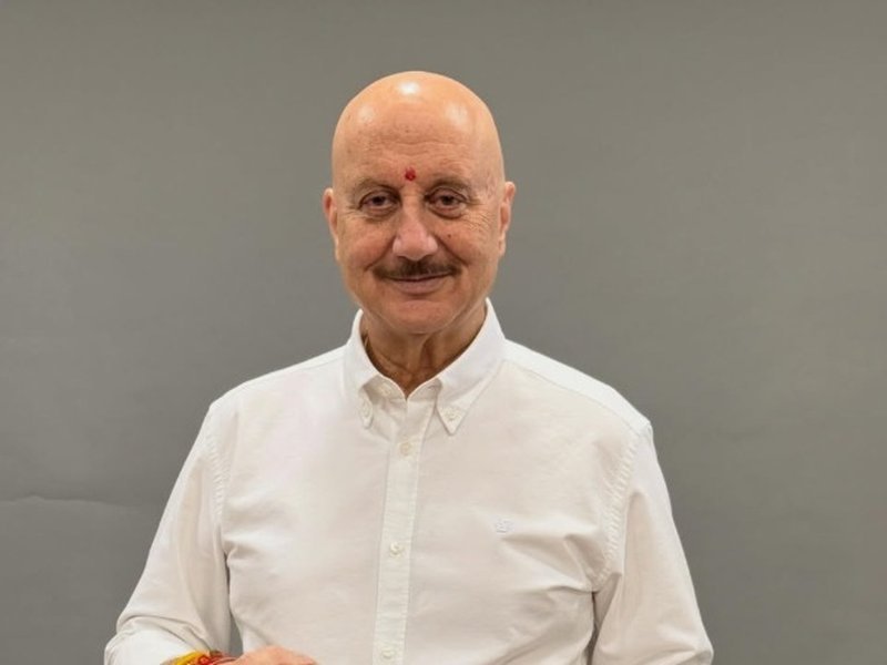 Anupam Kher gets emotional as he celebrates the bond of friendship