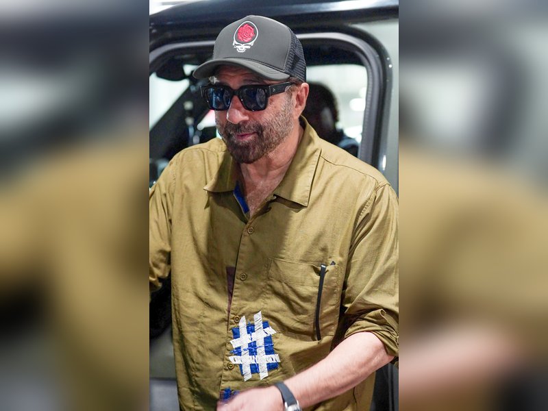 'बंटवारा 1947' के प्रमोशन के लिए पटना पहुंचे सनी देओल और बेटे करण देओल, फिल्म को लेकर कही खास बात