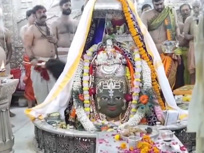 सावन के पहले सोमवार पर बाबा महाकाल का भांग से विशेष शृंगार, महाआरती में शामिल हुए हजारों श्रद्धालु 