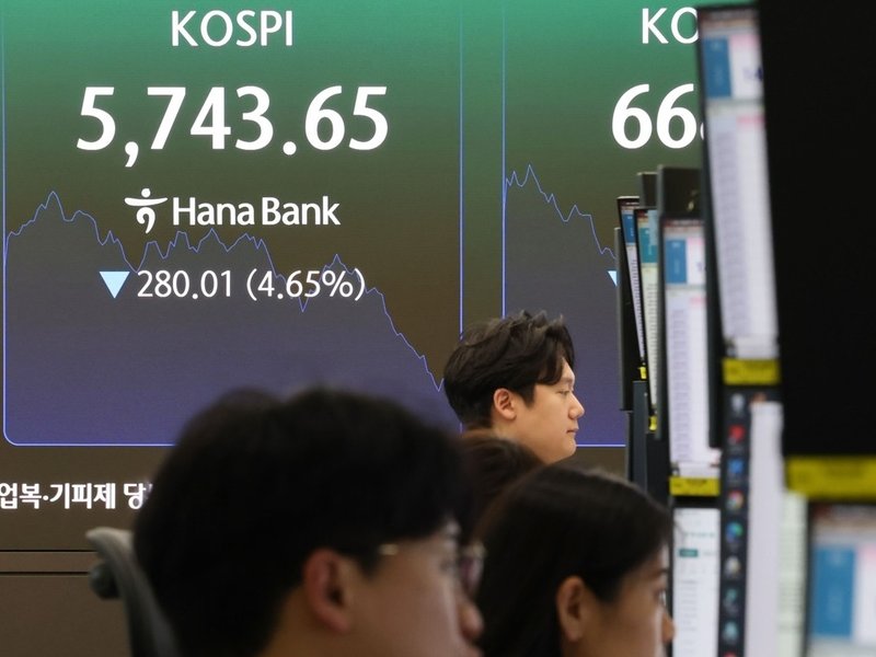 Seoul stocks open sharply lower after record surge on profit-taking