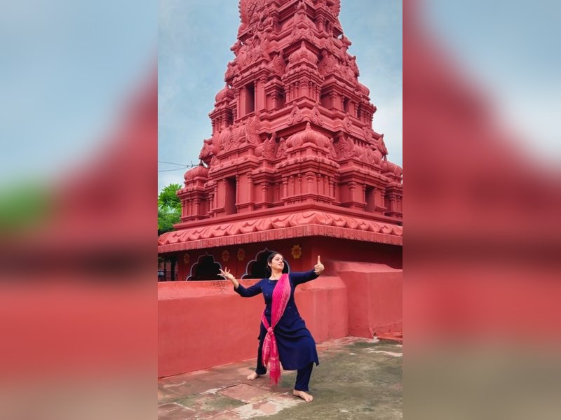 Deepika Singh performs an impromptu dance in Bhartari Gufa 