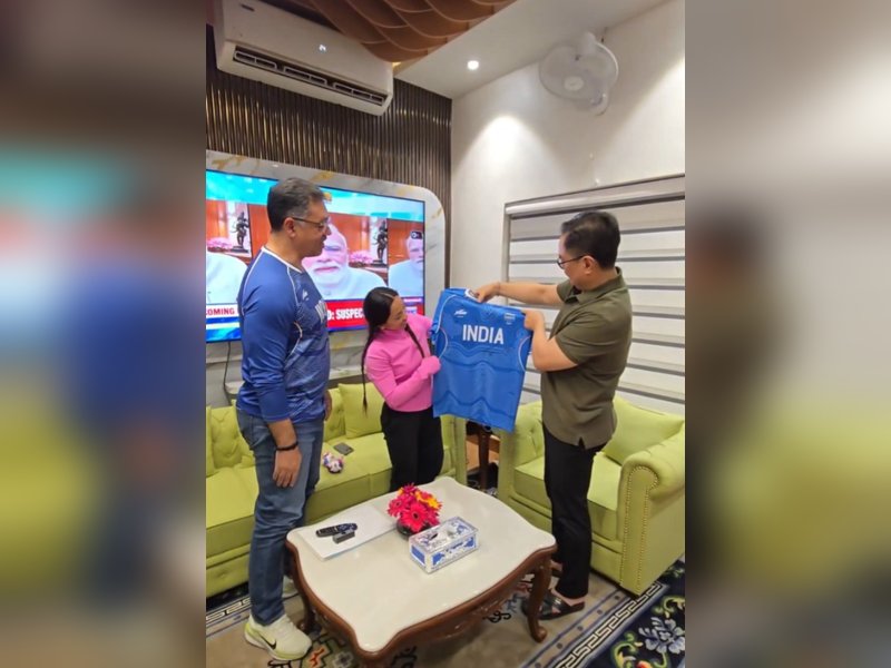 Mirabai Chanu gifts signed jersey to Union Minister Kiren Rijiju after CWG glory