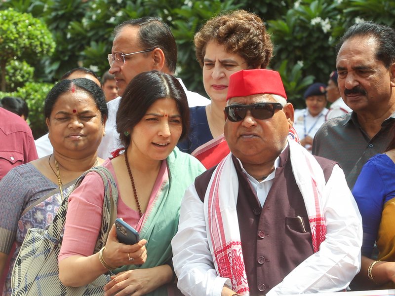 सपा सांसदों का भाजपा पर तंज, कहा-'विपक्ष पर एफआईआर कराकर सरकार डरा रही'