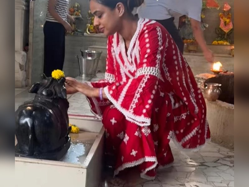 Nia Sharma offers prayers on first Monday of Sawan, seeks Lord Shiva's blessings