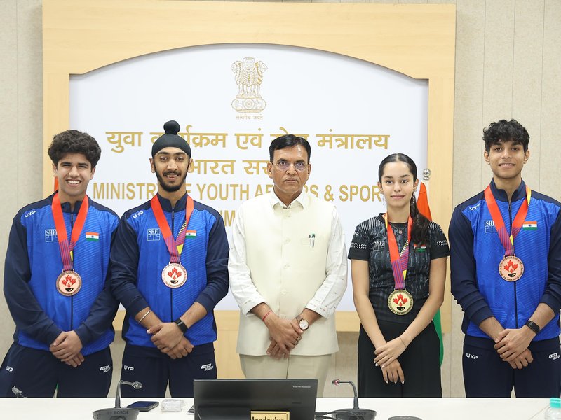 Sports Min Mandaviya felicitates squash star Anahat Singh and men's team on World Jr. C'ships success