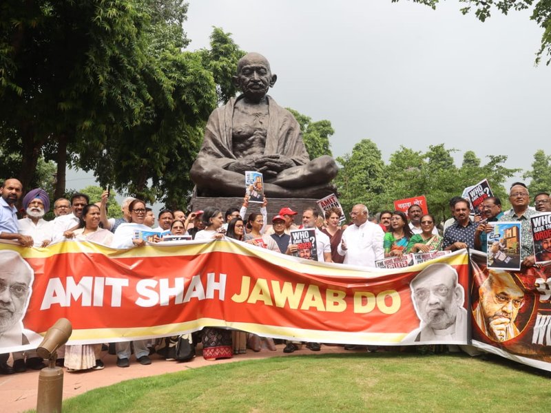 विपक्षी सांसदों ने संसद में गांधी की प्रतिमा से मकर द्वार तक निकाला मार्च, गृह मंत्री से सदन में जवाब देने की मांग