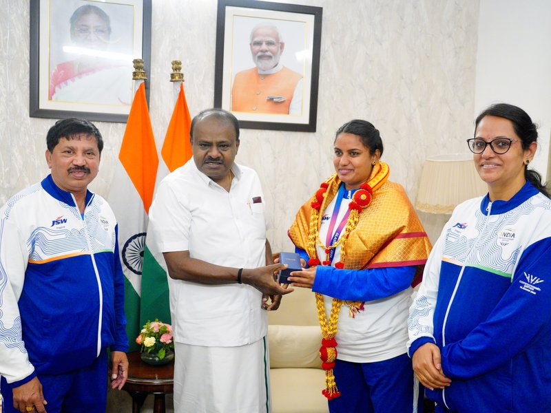 Kumaraswamy felicitates Karnataka para-athlete Shilpa K. Shaila for CWG bronze
