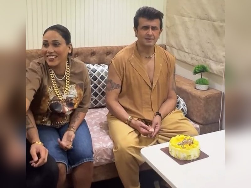 Afsana Khan gets emotional as Sonu Nigam reveals she is the ‘first person ever cut his birthday cake’