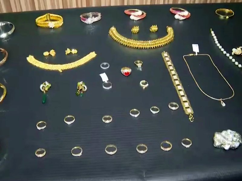 Gold, diamond jewellery worth Rs 1 crore seized at Kolkata Airport, one arrested