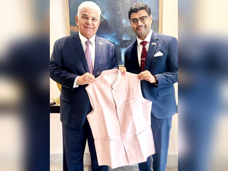 Indian Ambassador meets President of Panama, discusses ideas to boost relationship