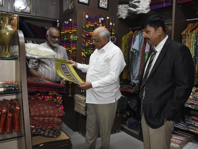 राष्ट्रीय हथकरघा दिवस : सीएम भूपेंद्र पटेल ने गांधीनगर में हैंडलूम उत्पादों की खरीदारी की 