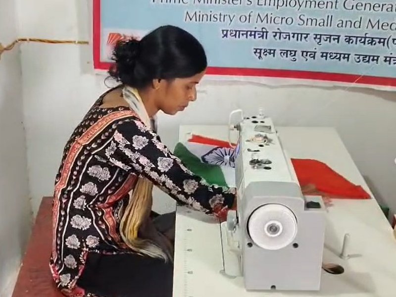 कानपुर देहात : महिलाओं के हाथों तैयार हो रहा तिरंगा, 'हर घर तिरंगा' अभियान को मिल रही नई रफ्तार