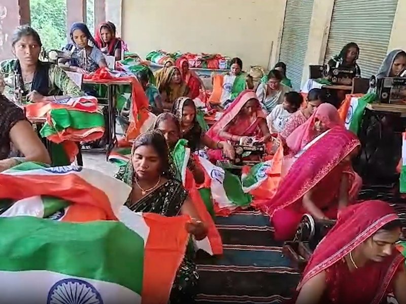 हर घर तिरंगा अभियान: जौनपुर में 300 महिलाओं ने संभाली झंडा बनाने की जिम्मेदारी