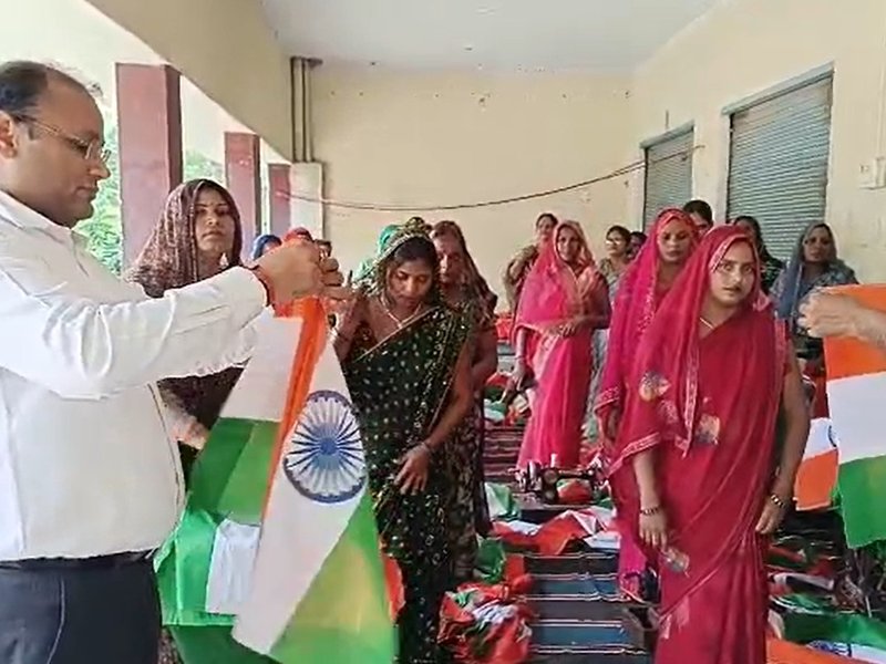 जौनपुर की 300 ग्रामीण महिलाएं बना रहीं पांच लाख तिरंगा, ‘हर घर तिरंगा’ अभियान को दे रहीं नई रफ्तार