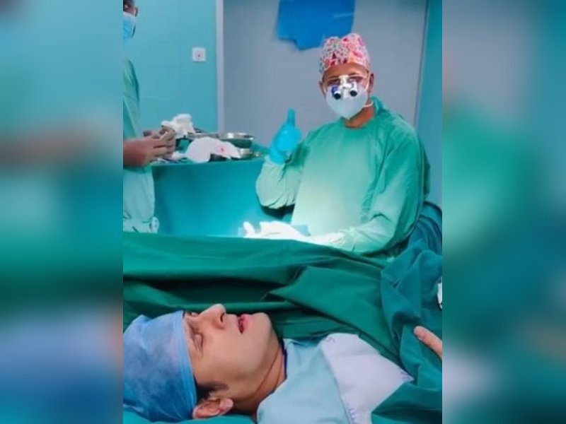 Sonu Nigam gives an impromptu performance while in surgery: Singing in the pain