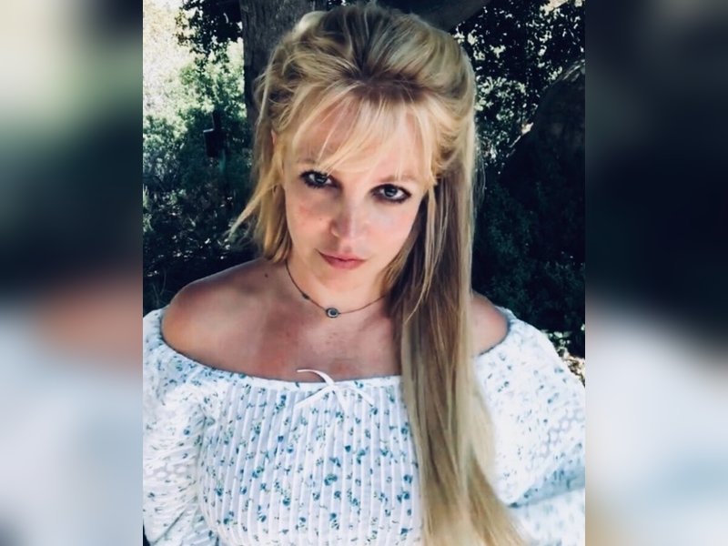 Britney Spears left eye droops down because of botched up botox procedure