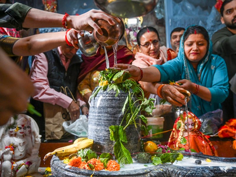 Second Monday of Shravan draws thousands of Kanwariyas, devotees to Shiva Temples across UP, U’khand