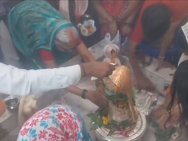 बम-बम भोले के जयघोष के बीच श्रद्धालुओं ने किया जलाभिषेक, दिल्ली से जयपुर तक शिवालयों में भारी उत्साह