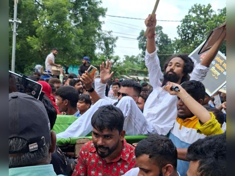 झारखंड : टूटते रहे बैरिकेड, अनशनकारी देवेंद्र को कंधों पर लेकर विधानसभा के करीब पहुंचे छात्र, आंदोलन में पहुंचे विधायक जयराम