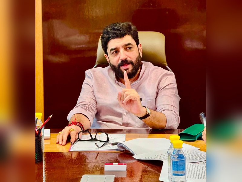 No policy bars major airport operators from owning airlines: Govt