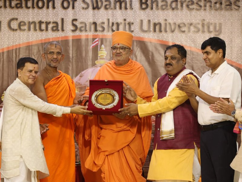 केंद्रीय संस्कृत विश्वविद्यालय ने बीएपीएस के विद्वान संत स्वामी भद्रेशदास को ‘वेदान्तविद्या-विश्वगुरु’ उपाधि से किया सम्मानित