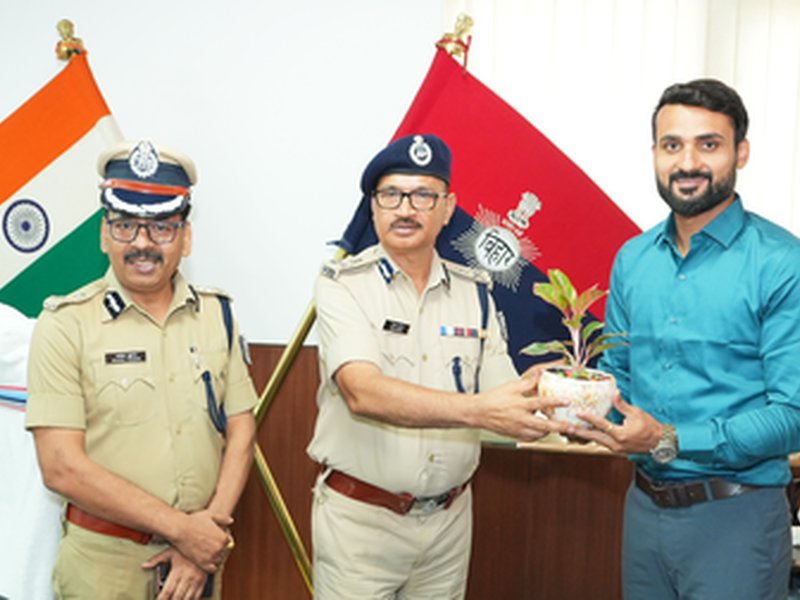 टीम इंडिया की जर्सी से पुलिस की वर्दी, क्रिकेटर मुकेश कुमार और आकाश दीप बने डीएसपी