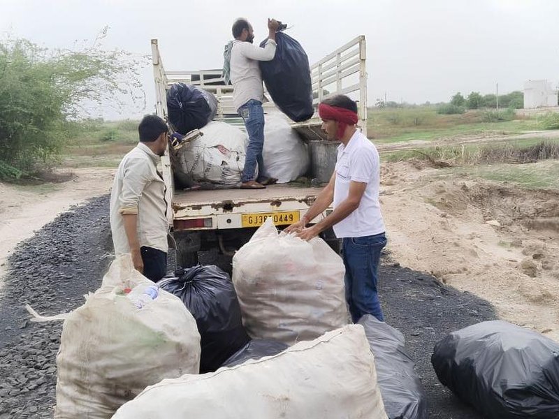 गुजरात: नलसरोवर पक्षी अभयारण्य के संरक्षण के लिए प्लास्टिक कचरा खरीदेगा वन विभाग, बढ़ेंगे रोजगार के अवसर