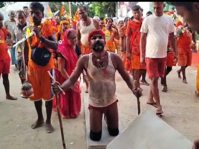 बिहार : दर्द से बेपरवाह बाबा की भक्ति में लीन सुबोध, घुटनों के बल तय कर रहे बाबाधाम का सफर