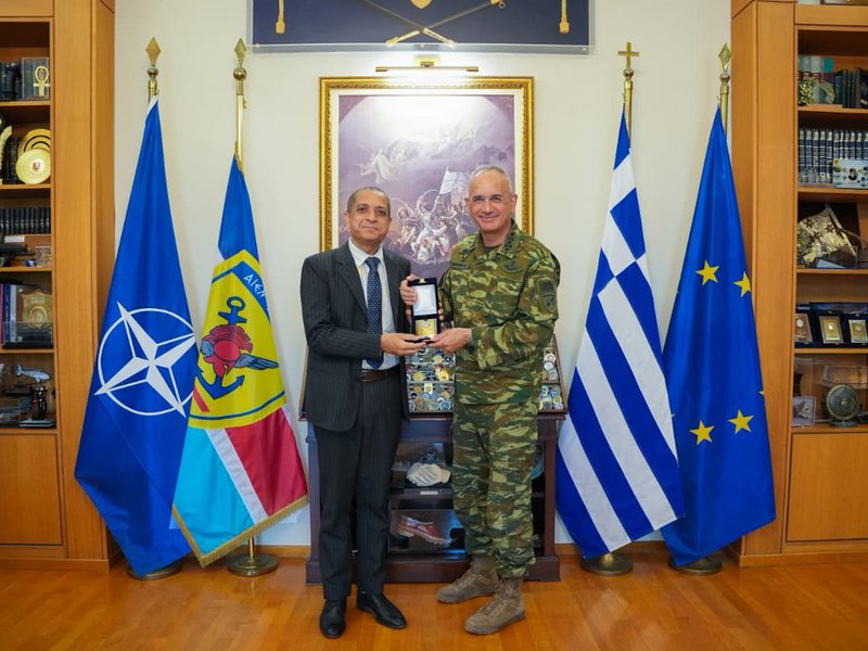Indian Ambassador meets Greek military chief 