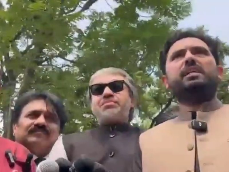 PTI protests outside Pakistan SC over Imran Khan’s health, case delays
