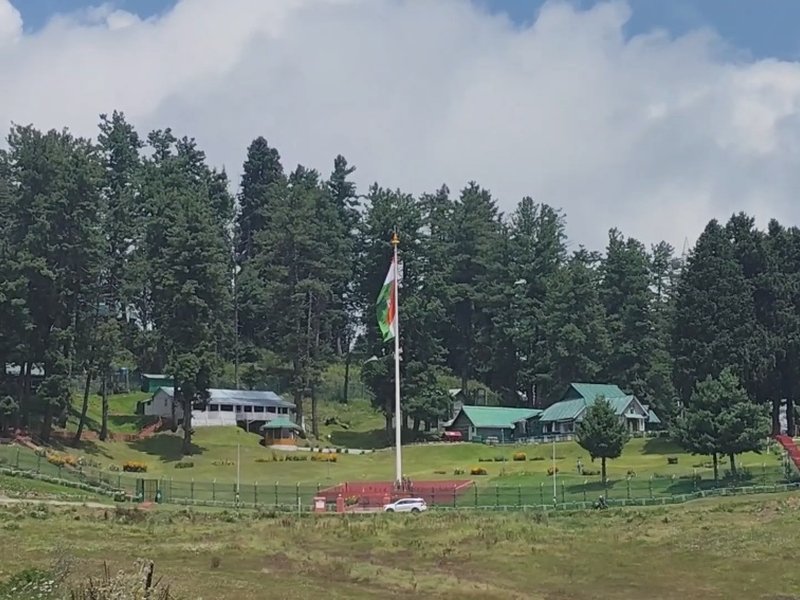 स्वतंत्रता दिवस से पहले देशभक्ति के रंग में रंगा कश्मीर, गुलमर्ग में 110 फीट का तिरंगा बना आकर्षण का केंद्र