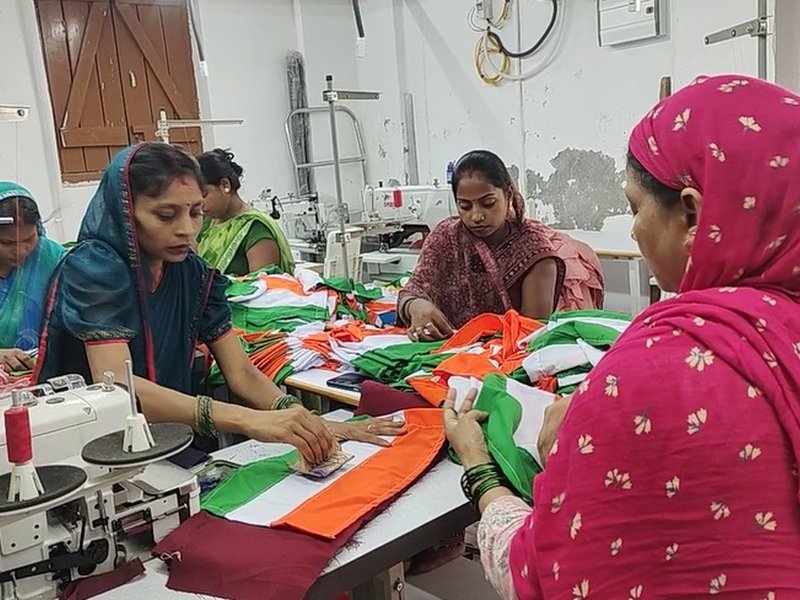 बिहार: जीविका दीदियों को मिला तिरंगा बनाने का काम, 68 हजार झंडे तैयार करने का लक्ष्य