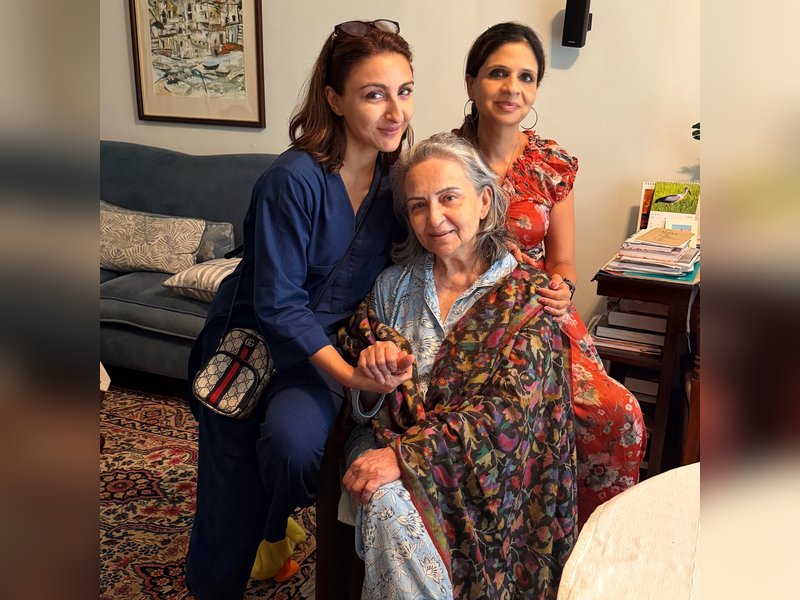 Kareena reacts as SIL Soha Ali Khan poses with MIL Sharmila Tagore 