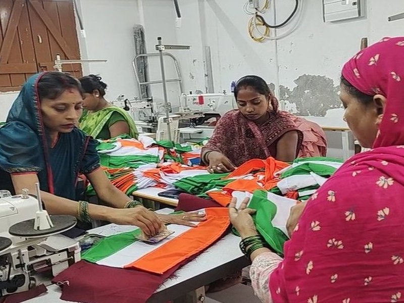 Bihar: 'Jeevika Didis' take up the task of making Tricolours under 'Har Ghar Tiranga' campaign