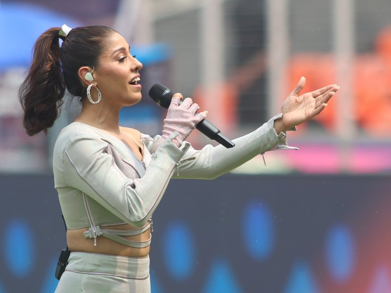 Sunidhi Chauhan shares experience of taking hot seat in ‘KBC’ opposite Big B (Photo: IANS/Biplab Banerjee)